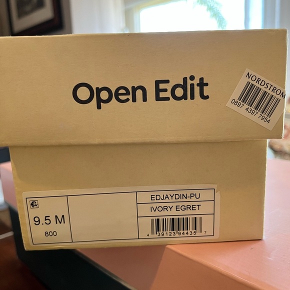 Chic White Quilted Heeled Mules - Picture 5 of 5